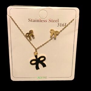 Gold Tone Bow Necklace & Earrings Set
